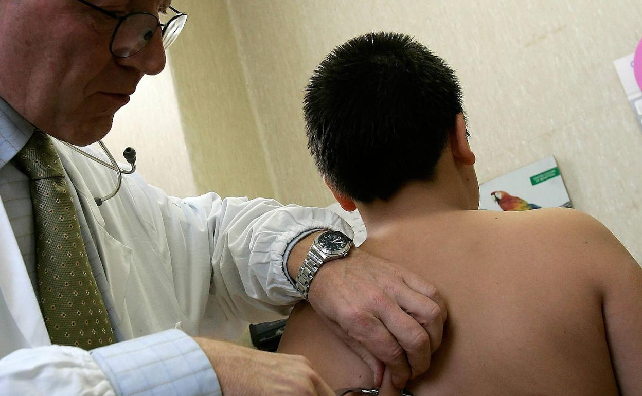 Un médico mide el índice de masa corporal de un niño con sobrepeso. 