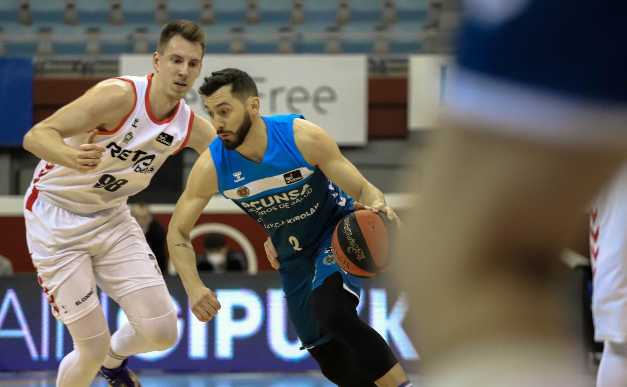 Faggiano ataca bajo la defensa de Kulboka el sábado pasado ante el Bilbao Basket. 