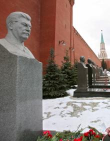 Imagen secundaria 2 - Arriba, el Kremlin visto desde la Plaza Roja con la catedral de San Basilio al fondo; en el medio, un soldado con un halcón ante una de las catedrales del recinto; y estatua de Stalin en su sepultura, junto a la muralla.