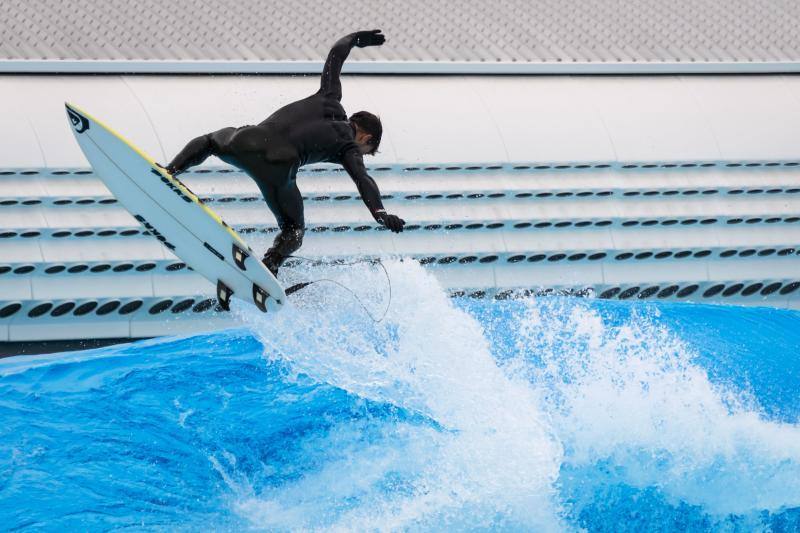Aritz Aranburu surfea una ola artificial en Suiza. 