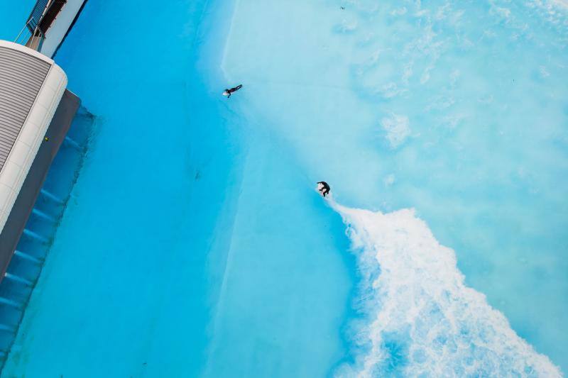 Aritz Aranburu surfea una ola artificial en Suiza. 