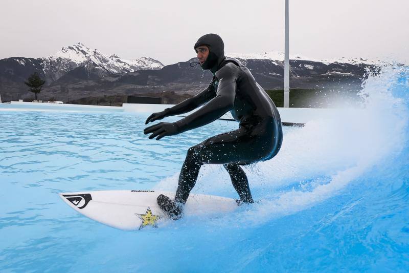 Aritz Aranburu surfea una ola artificial en Suiza. 