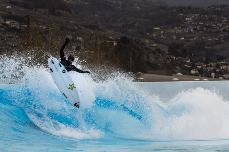 Aritz Aranburu surfea una ola artificial en Suiza. 