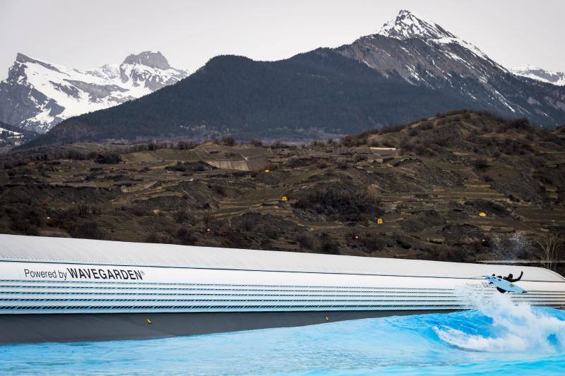Aritz Aranburu surfea una ola artificial en Suiza. 