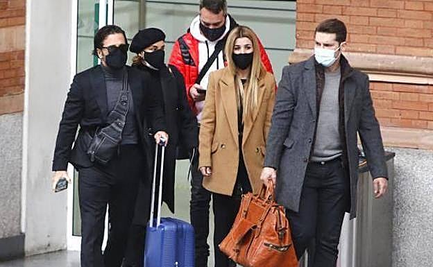 Chenoa, Bustamante, Natalia, Nuria Fergó y Manu Tenorio viajan juntos a Barcelona para despedir a Álex Casademunt