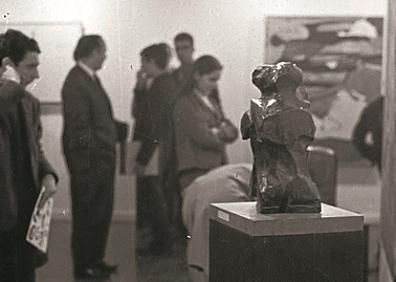 Imagen secundaria 1 - Chillida, firma el catálogo a una visitante de la exposición. A la izquierda, Pilar Belzunce. El pintor Carlos Sanz, ante la obra 'Figuras incoscientes/Abrazo', de Oteiza. Juan Pablo Huércanos, autor del libro sobre el grupo Gaur