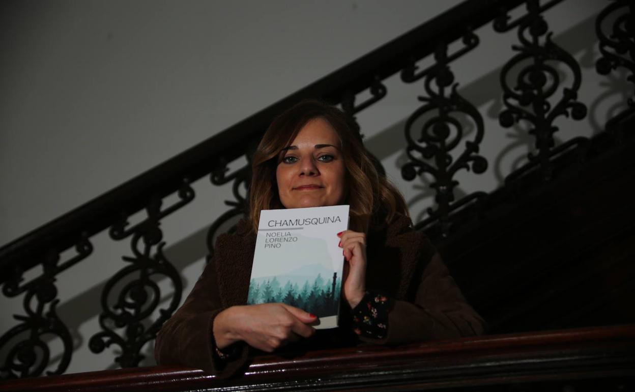 La escritoria posa con su libro 'Chamusquina'