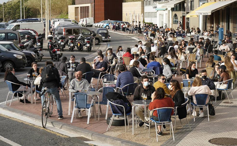 Las terrazas de la zona de Sagüés en Donostia estuvieron concurridas durante la soleada jornada de ayer.