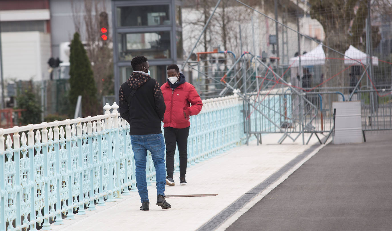 La llegada de más de un centenar de migrantes irregulares a Irun en las últimas horas ha obligado al Gobierno Vasco a habilitar más recursos de acogida urgente, ya que los que están activos desde 2018 se han visto desbordados ante un aluvión de personas totalmente inesperado.+