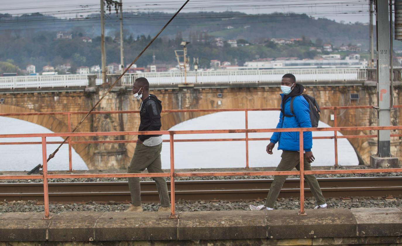 La llegada de más de un centenar de migrantes irregulares a Irun en las últimas horas ha obligado al Gobierno Vasco a habilitar más recursos de acogida urgente, ya que los que están activos desde 2018 se han visto desbordados ante un aluvión de personas totalmente inesperado.+