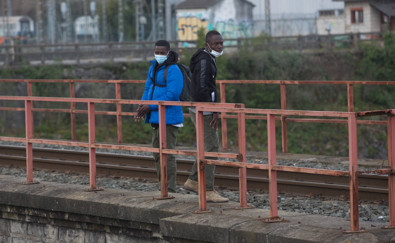 La llegada de más de un centenar de migrantes irregulares a Irun en las últimas horas ha obligado al Gobierno Vasco a habilitar más recursos de acogida urgente, ya que los que están activos desde 2018 se han visto desbordados ante un aluvión de personas totalmente inesperado.+