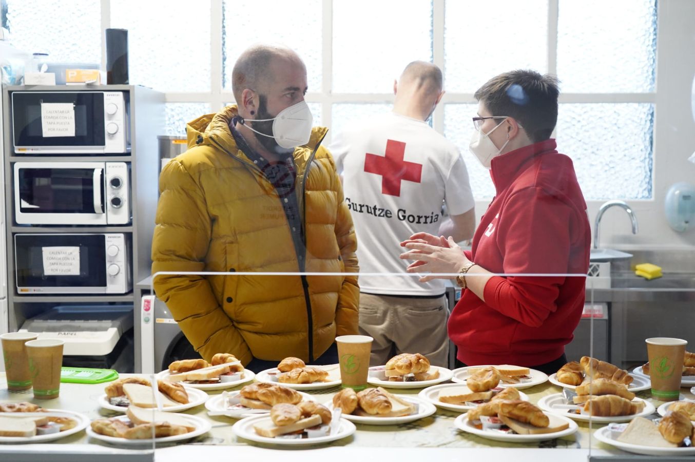 Un total de 106 migrantes han pasado la noche en albergues de Irun y Hondarribia, entre ellos 15 mujeres y 3 menores. Todos salieron de Canarias y tratan de cruzar a Francia. 