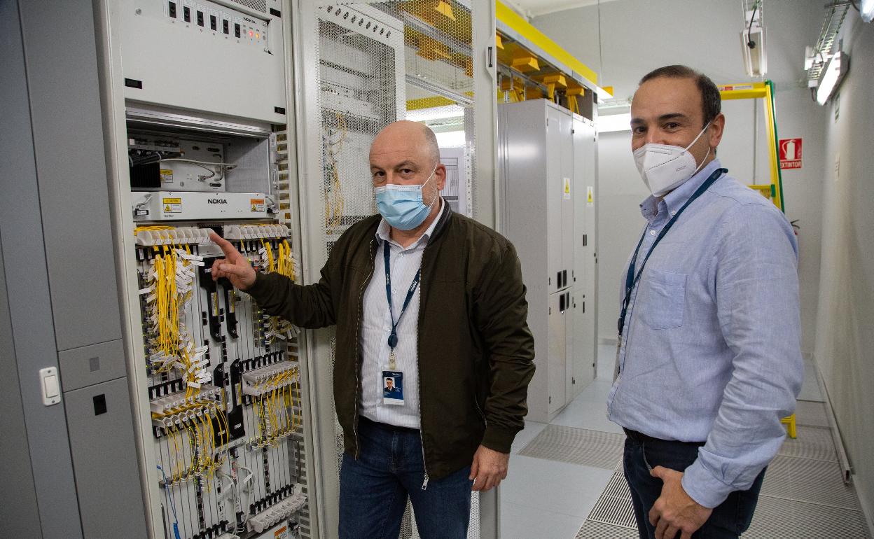 Carlos Santiuste y Pablo Fajarnes, de Telefónica, en la sala donde están las conexiones de fibra óptica.
