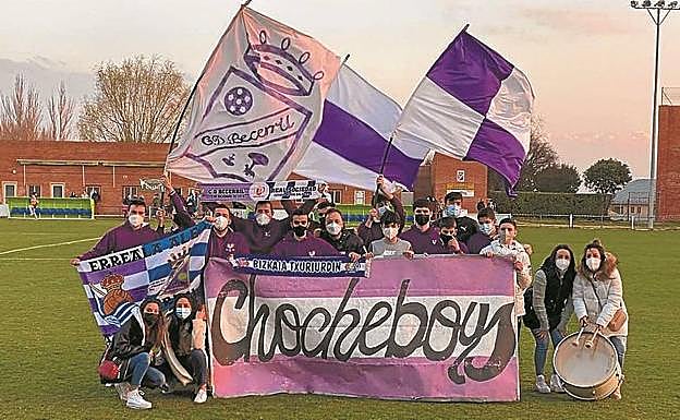 Peñistas de Chocheboys, con sus banderas del Becerril y la Real, el pasado fin de semana. 