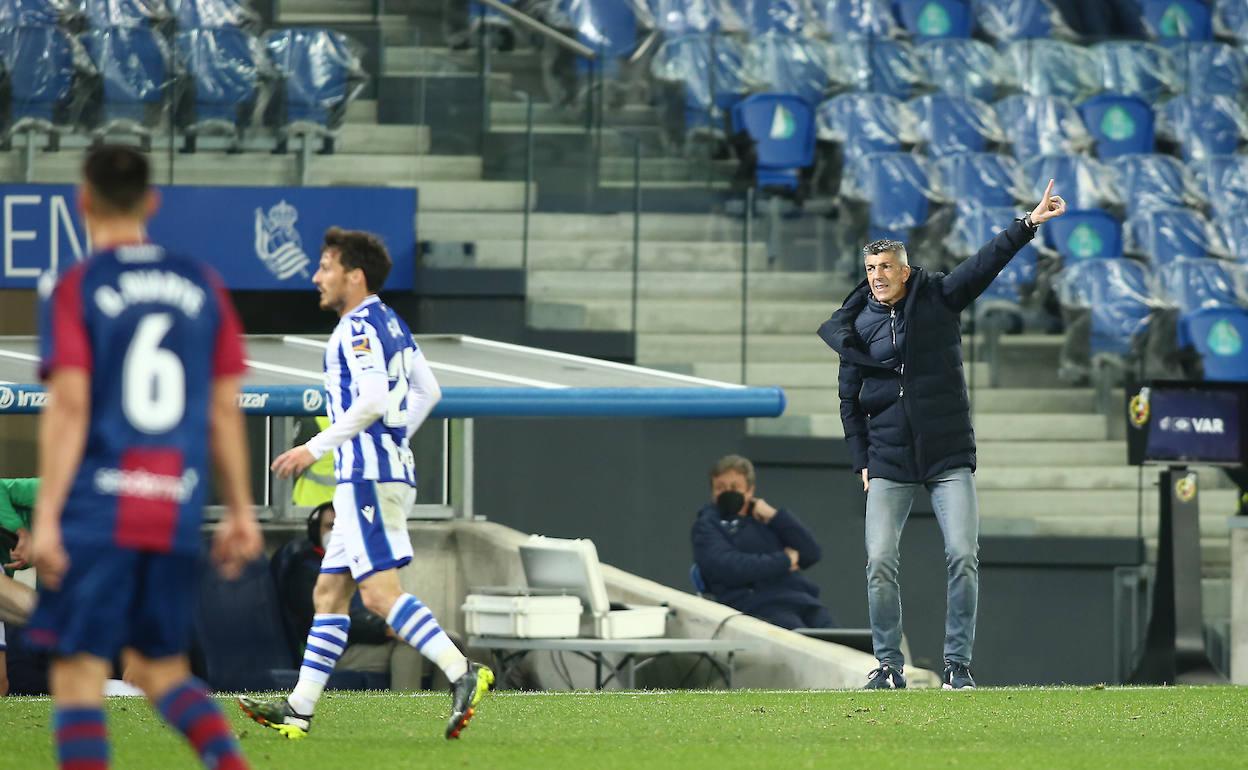 Imanol Alguacil, que apenas se sentó en el banquillo durante los noventa minutos, da instrucciones a sus jugadores en el partido de este domingo contra el Levante. 