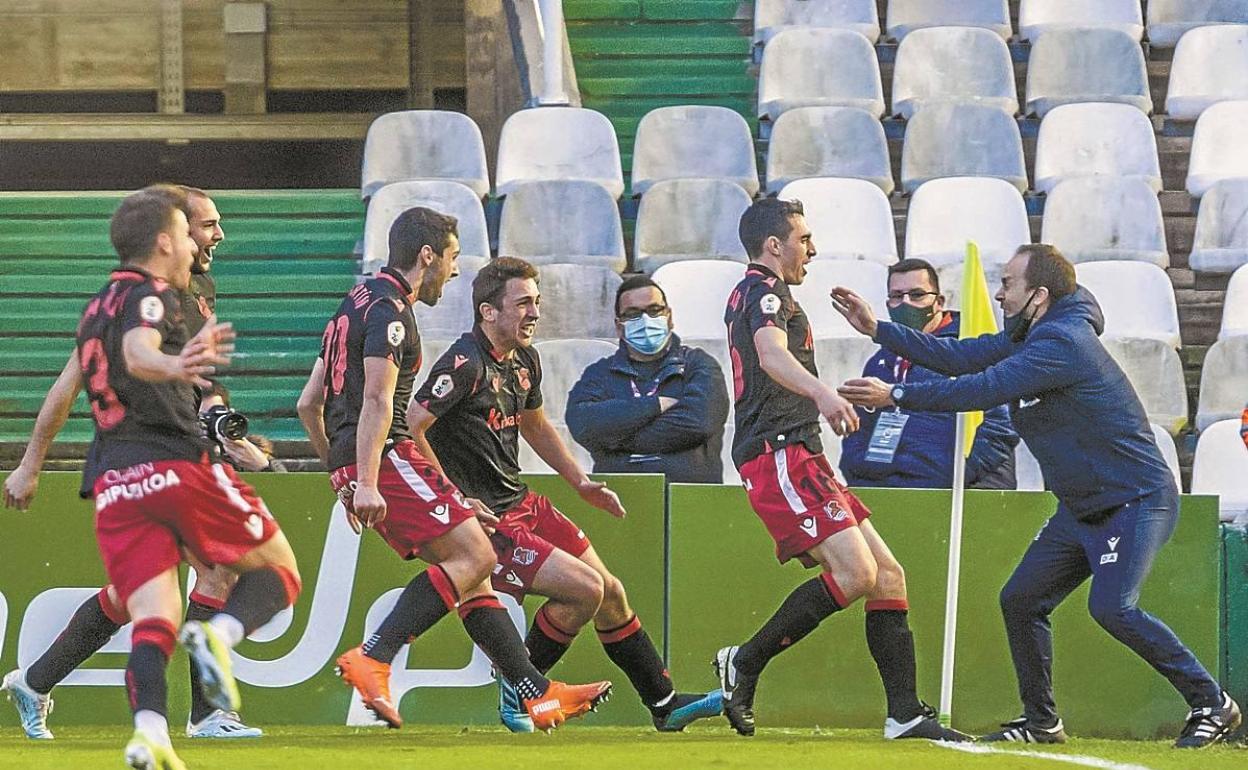 Los realistas corren a celebrar el gol de la victoria con Ezkurdia, quien se dirige a la banda. 