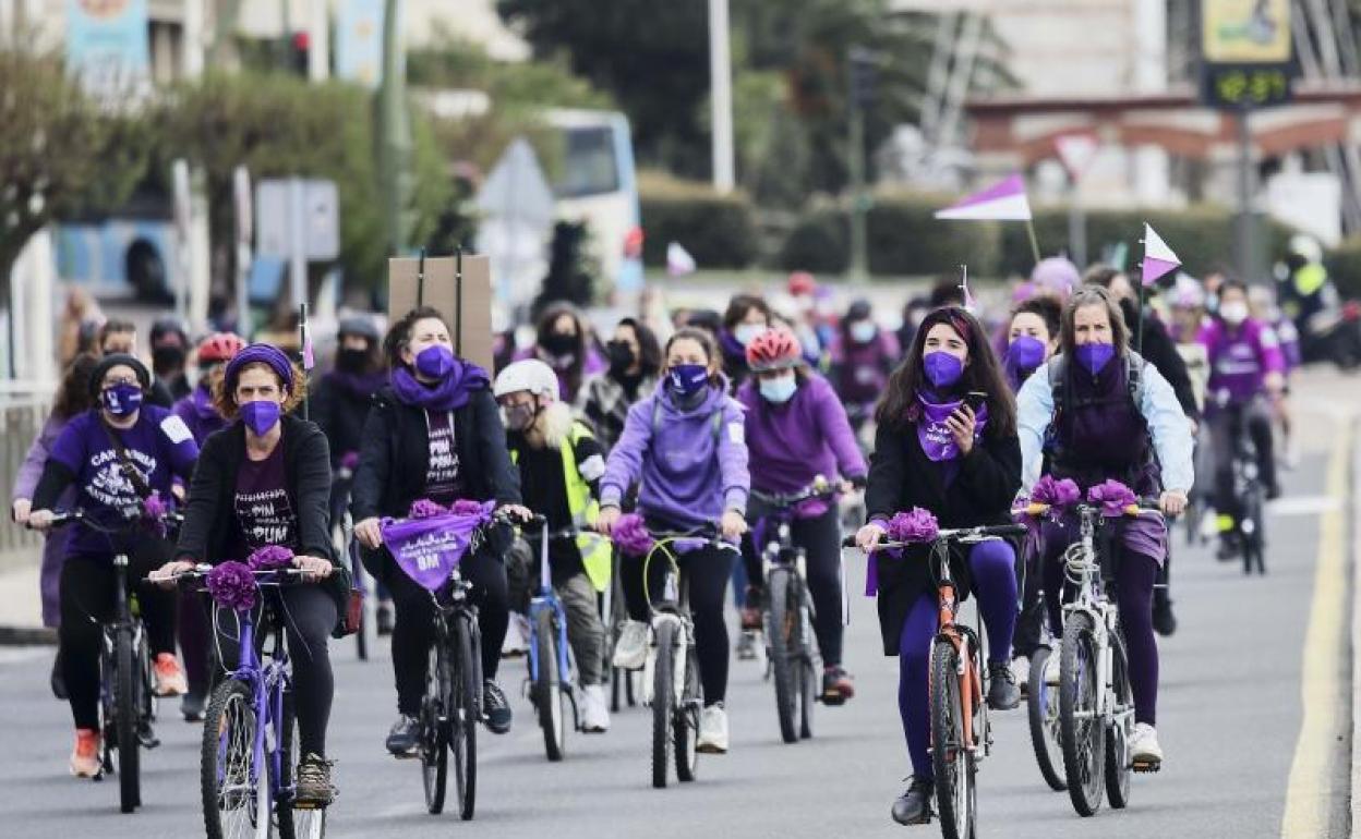 Varias mujeres participan en un 'Bicicletada feminista' en Santander. 