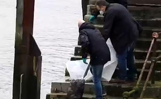 Hallan dos bolsas con restos humanos en la ría en Barakaldo tras el arresto de un hombre por el crimen de Arrigunaga