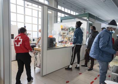 Imagen secundaria 1 - Mohamed, Magasi e Ilo, todos de Malí. Miembros de Cruz Roja atienden a los migrantes en Irun.