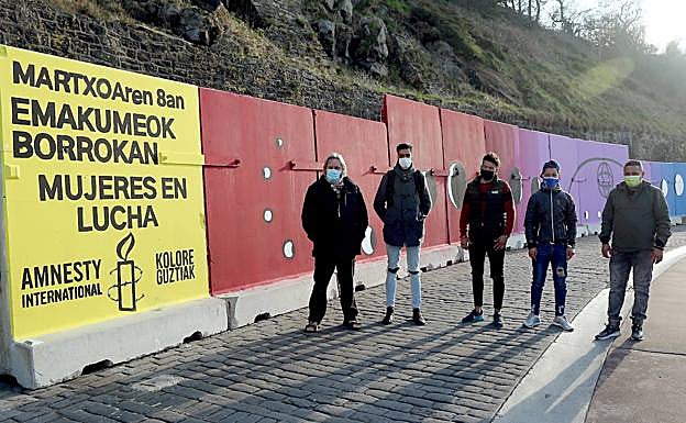 Koldobika Jauregi ha sido el encarado de realizar el mural. 