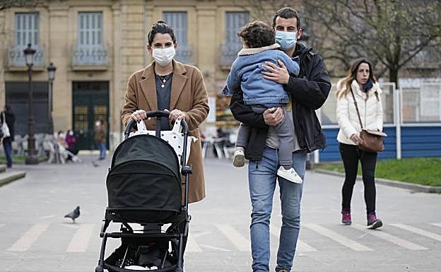Ainhoa y Mikel pasean con sus hijos Lide y Ekai por el centro de San Sebastián. 