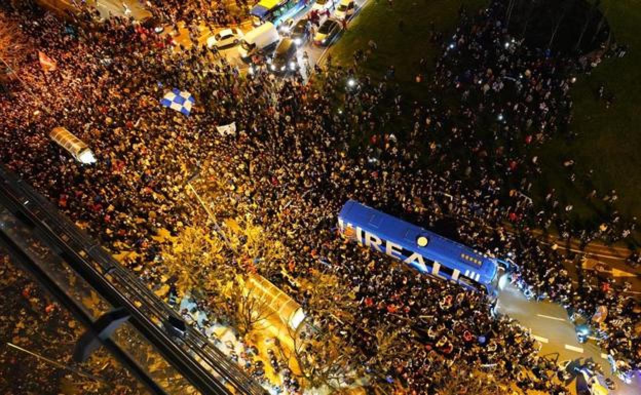 Miles de aficionados recibieron al autobús de la Real antes de partido ante el Mirandés en el Reale Arena. 