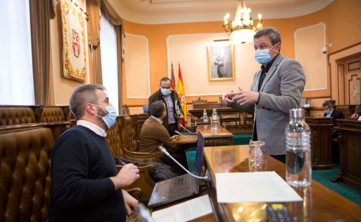 Melida (EH Bildu) conversando con el alcalde Santano antes de empezar el Pleno y, tras ellos, Manrique (PP) y Páez (PSE)