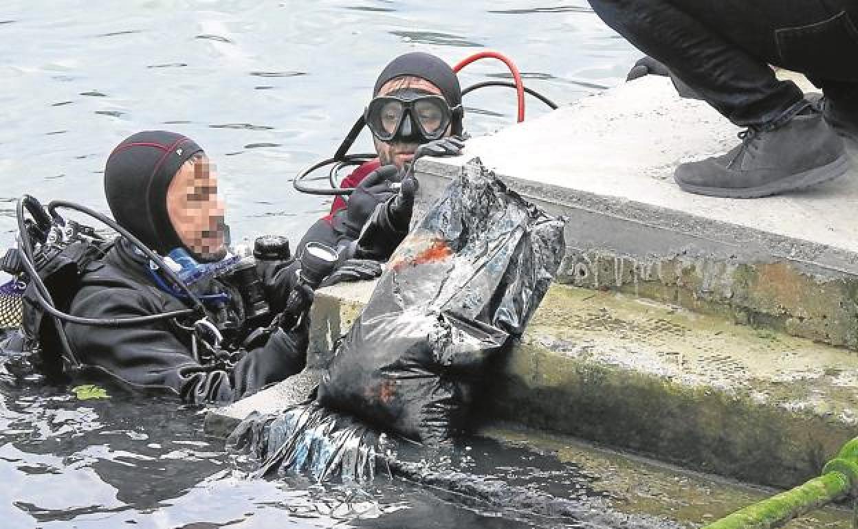 Dos buzos de la Ertzaintza localizan en el fondo de la ría dos bolsas negras con restos humanos. 