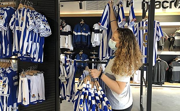 Imagen principal - Algunos de los aficionados que se han acercado a la tienda de la Real Sociedad 