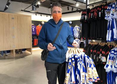 Imagen secundaria 1 - Algunos de los aficionados que se han acercado a la tienda de la Real Sociedad 