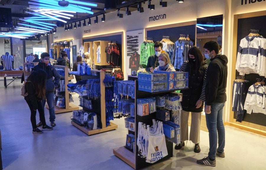 Cientos de realzales se han acercado a las tiendas de la Real Sociedad para adquirir la camiseta que el equipo lucirá en el estadio de la Cartuja