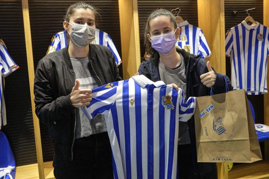 Cientos de realzales se han acercado a las tiendas de la Real Sociedad para adquirir la camiseta que el equipo lucirá en el estadio de la Cartuja