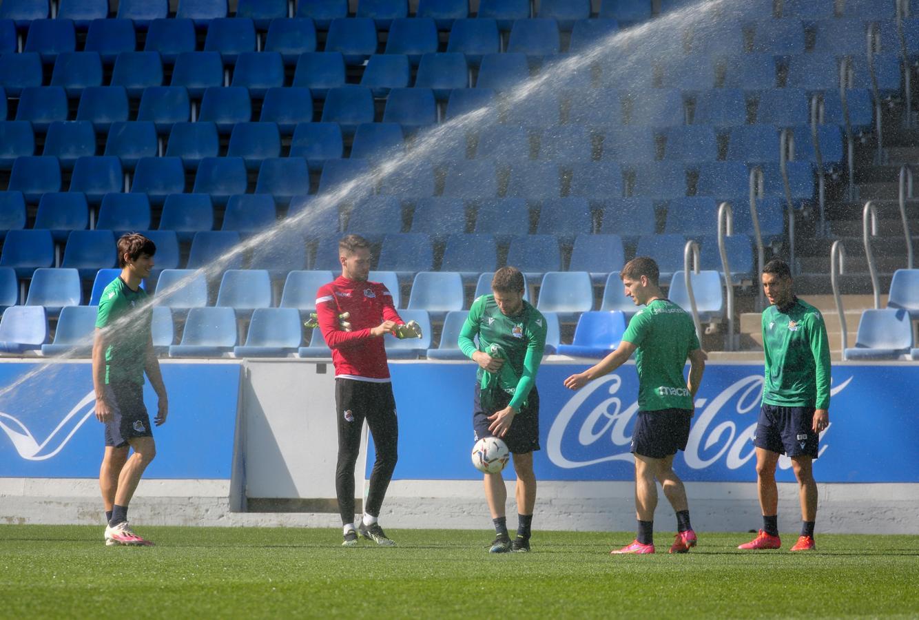 El lateral zurdo es duda para el partido del domingo, aunque todavía no está descartado. 