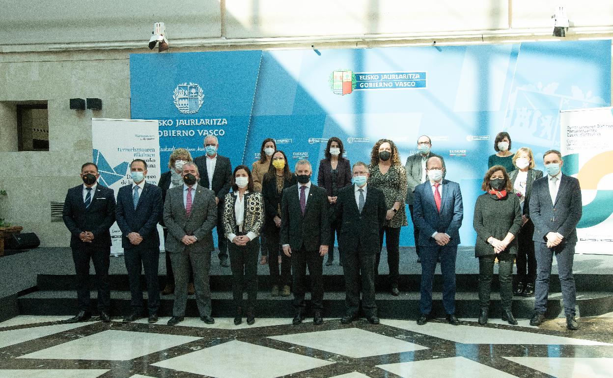 Iñigo Urkullui y los miembros del Consejo de Participación de Víctimas, en Lehendakaritza.