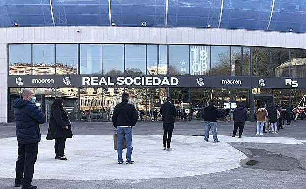 Colas en el exterior de la tiendad de la Real Sociedad en el Reale Arena 