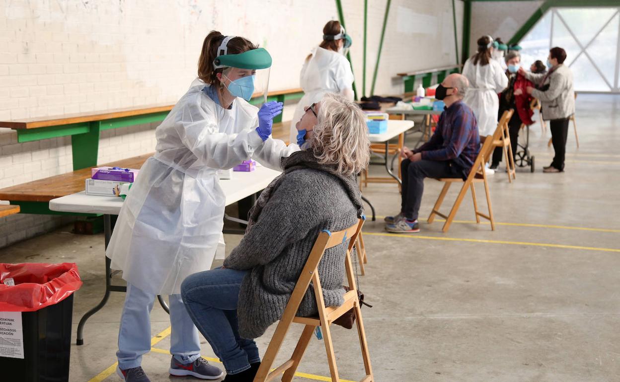 Vecinos de Legorreta se someten a la prueba PCR.