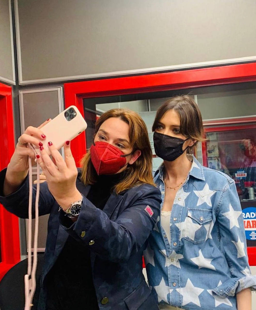 A pesar de haber atravesado una etapa de salud complicada y estar inmersa en una tormeta mediática por los rumores de separación de su marido, Iker Casillas, actualmente Sara Carbonero desprende una luz especial y así lo demuestran las últimas instantáneas que ha compartido la presentadora a través de sus perfiles sociales. Con la filosofía 'slow life' por bandera y un estilo 'comfy' tan irresistible como admirado, Carbonero nos da clases de su innato estilo para defender cualquier prenda y complemento por casual que parezca