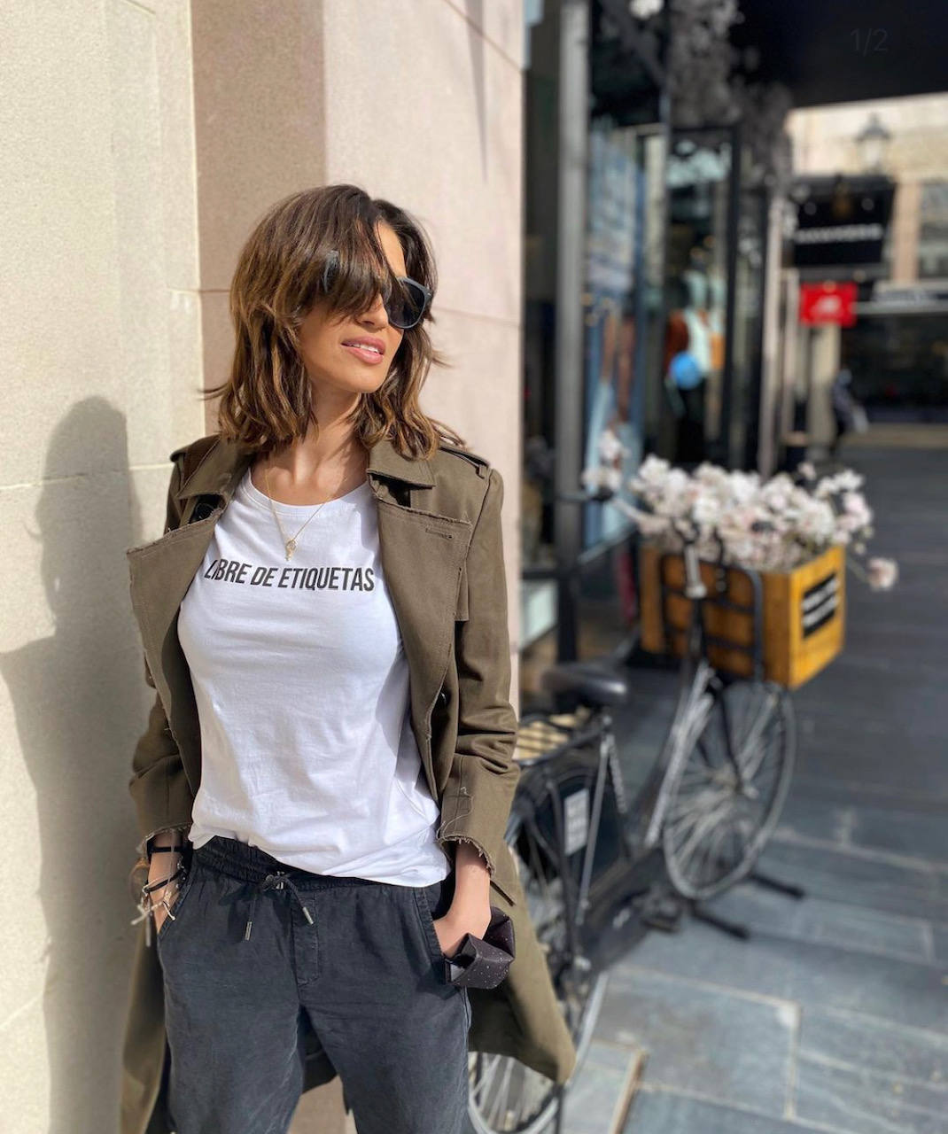 A pesar de haber atravesado una etapa de salud complicada y estar inmersa en una tormeta mediática por los rumores de separación de su marido, Iker Casillas, actualmente Sara Carbonero desprende una luz especial y así lo demuestran las últimas instantáneas que ha compartido la presentadora a través de sus perfiles sociales. Con la filosofía 'slow life' por bandera y un estilo 'comfy' tan irresistible como admirado, Carbonero nos da clases de su innato estilo para defender cualquier prenda y complemento por casual que parezca