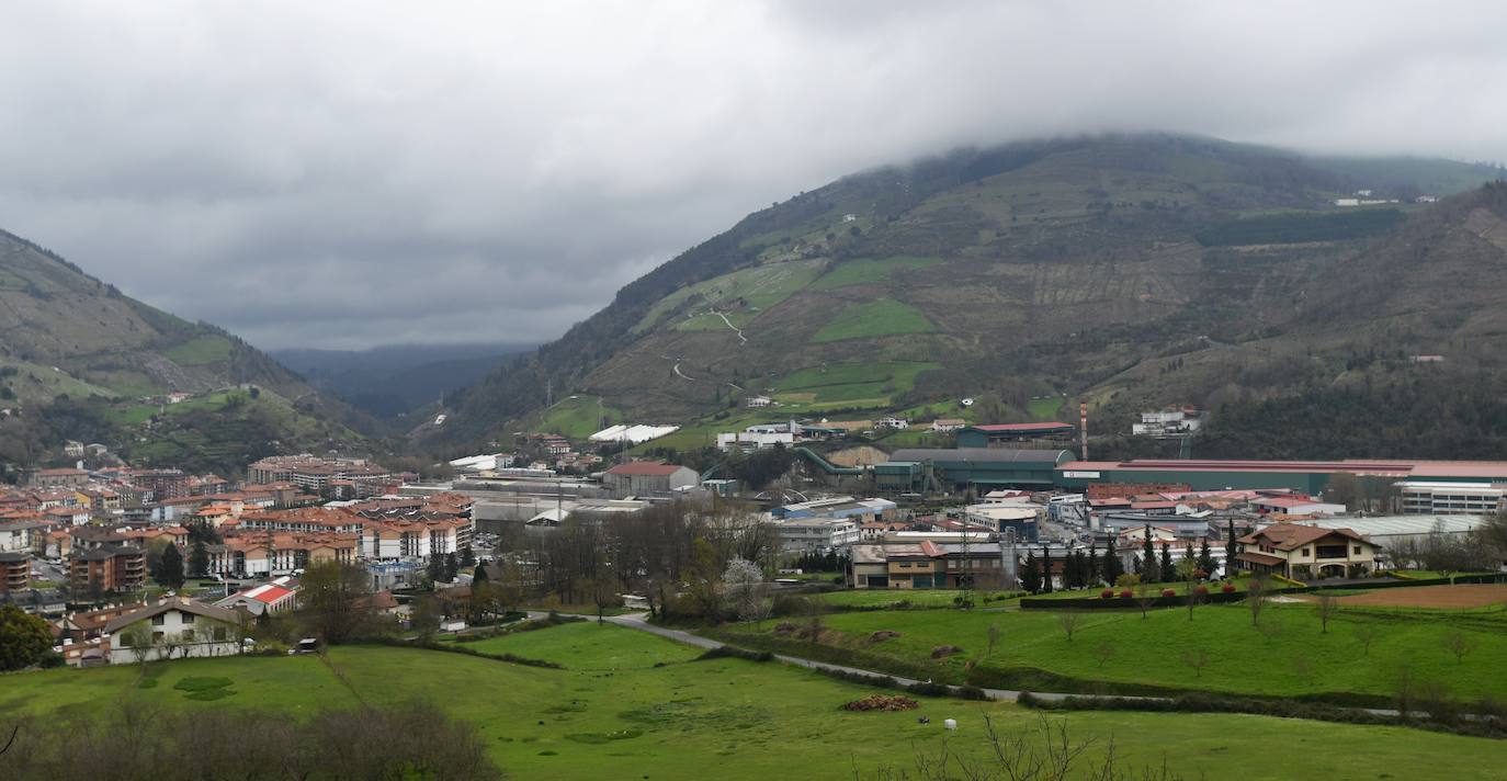 El Grupo Alfonso Gallardo cerró en 2013 Corrugados Azpeitia y despidió a más de 300 trabajadores. Deste entonces la fábrica está practicamente abandonada.