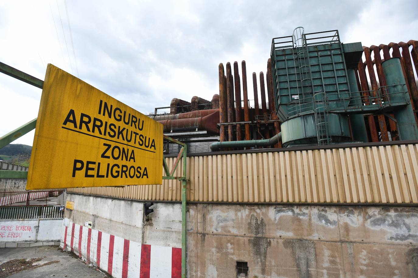 El Grupo Alfonso Gallardo cerró en 2013 Corrugados Azpeitia y despidió a más de 300 trabajadores. Deste entonces la fábrica está practicamente abandonada.