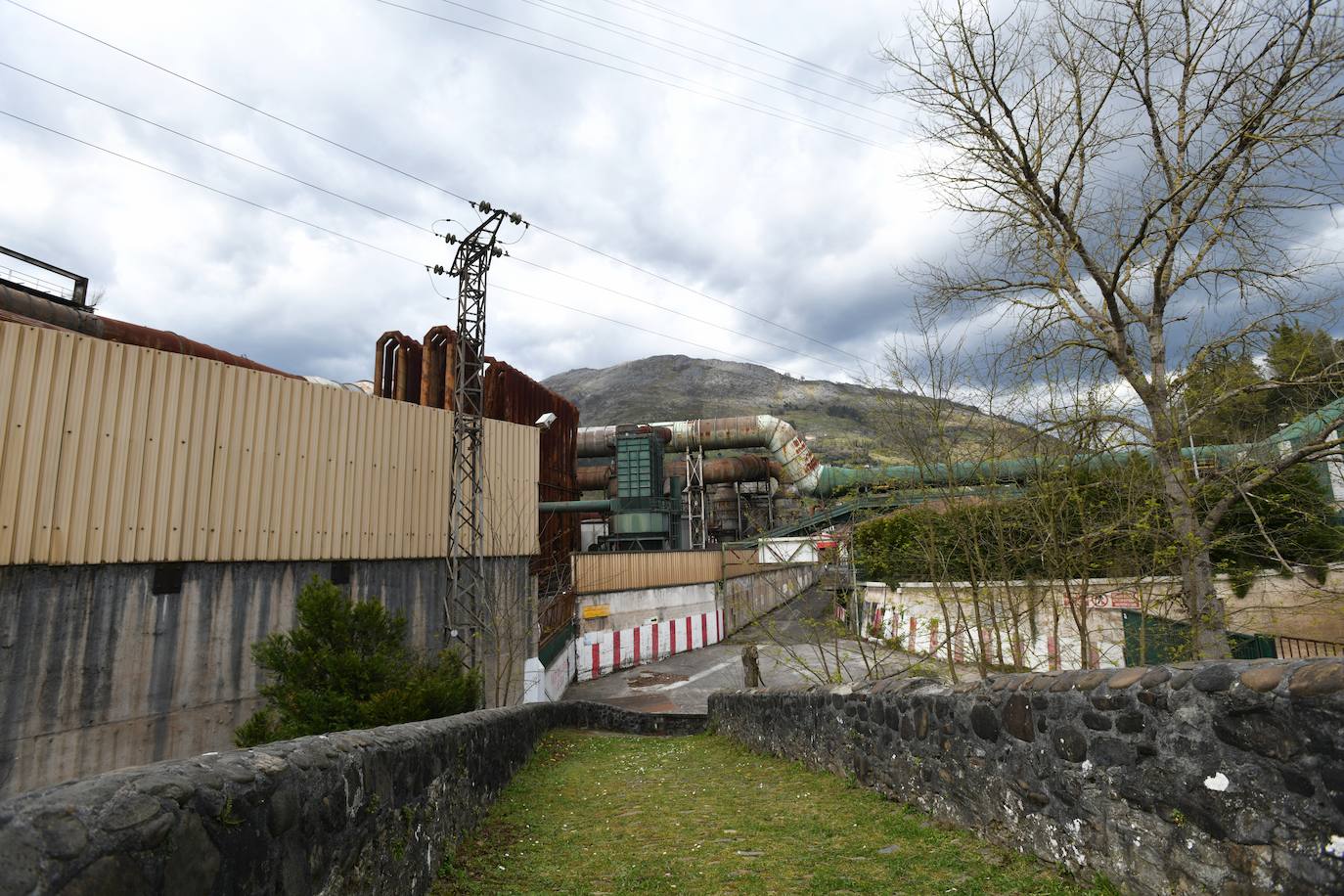 El Grupo Alfonso Gallardo cerró en 2013 Corrugados Azpeitia y despidió a más de 300 trabajadores. Deste entonces la fábrica está practicamente abandonada.