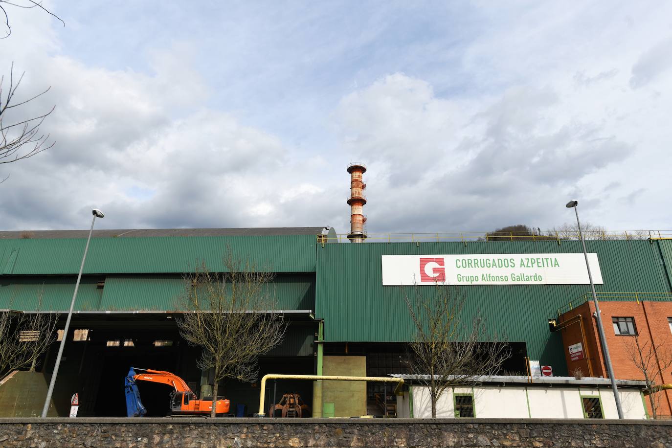 El Grupo Alfonso Gallardo cerró en 2013 Corrugados Azpeitia y despidió a más de 300 trabajadores. Deste entonces la fábrica está practicamente abandonada.