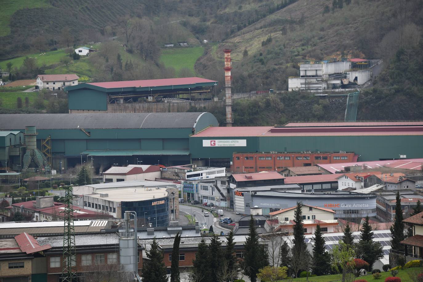 El Grupo Alfonso Gallardo cerró en 2013 Corrugados Azpeitia y despidió a más de 300 trabajadores. Deste entonces la fábrica está practicamente abandonada.