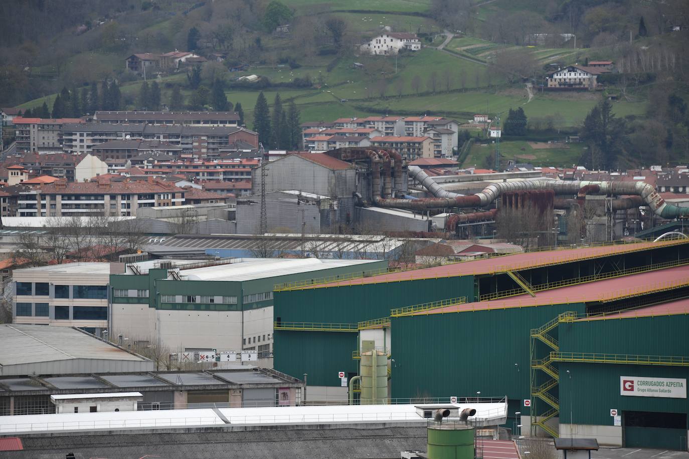 El Grupo Alfonso Gallardo cerró en 2013 Corrugados Azpeitia y despidió a más de 300 trabajadores. Deste entonces la fábrica está practicamente abandonada.