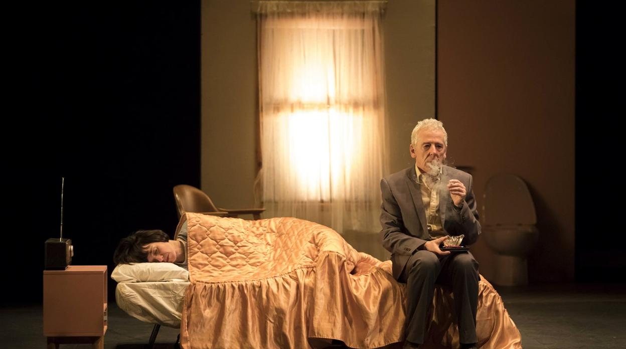 Escena de 'Oymyakon. Habitación 101', con Miren Gaztañaga y Txubio Fernández de Jauregi.