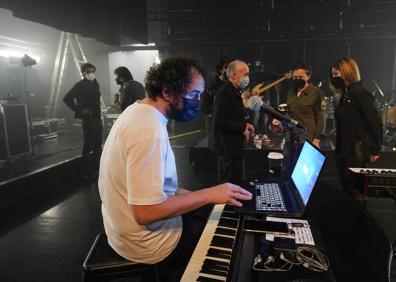Imagen secundaria 1 - Leire se prepara para el ensayo mientras sus compañeros ultiman los detalles. Xabi San Martín ante los teclados. Al fondo Borja Azpíroz, técnico de sonido, con Pablo y Leire. Hariz Garde con su batería.