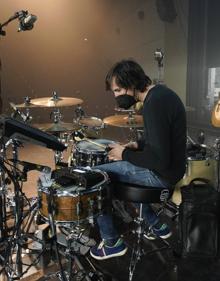 Imagen secundaria 2 - Leire se prepara para el ensayo mientras sus compañeros ultiman los detalles. Xabi San Martín ante los teclados. Al fondo Borja Azpíroz, técnico de sonido, con Pablo y Leire. Hariz Garde con su batería.