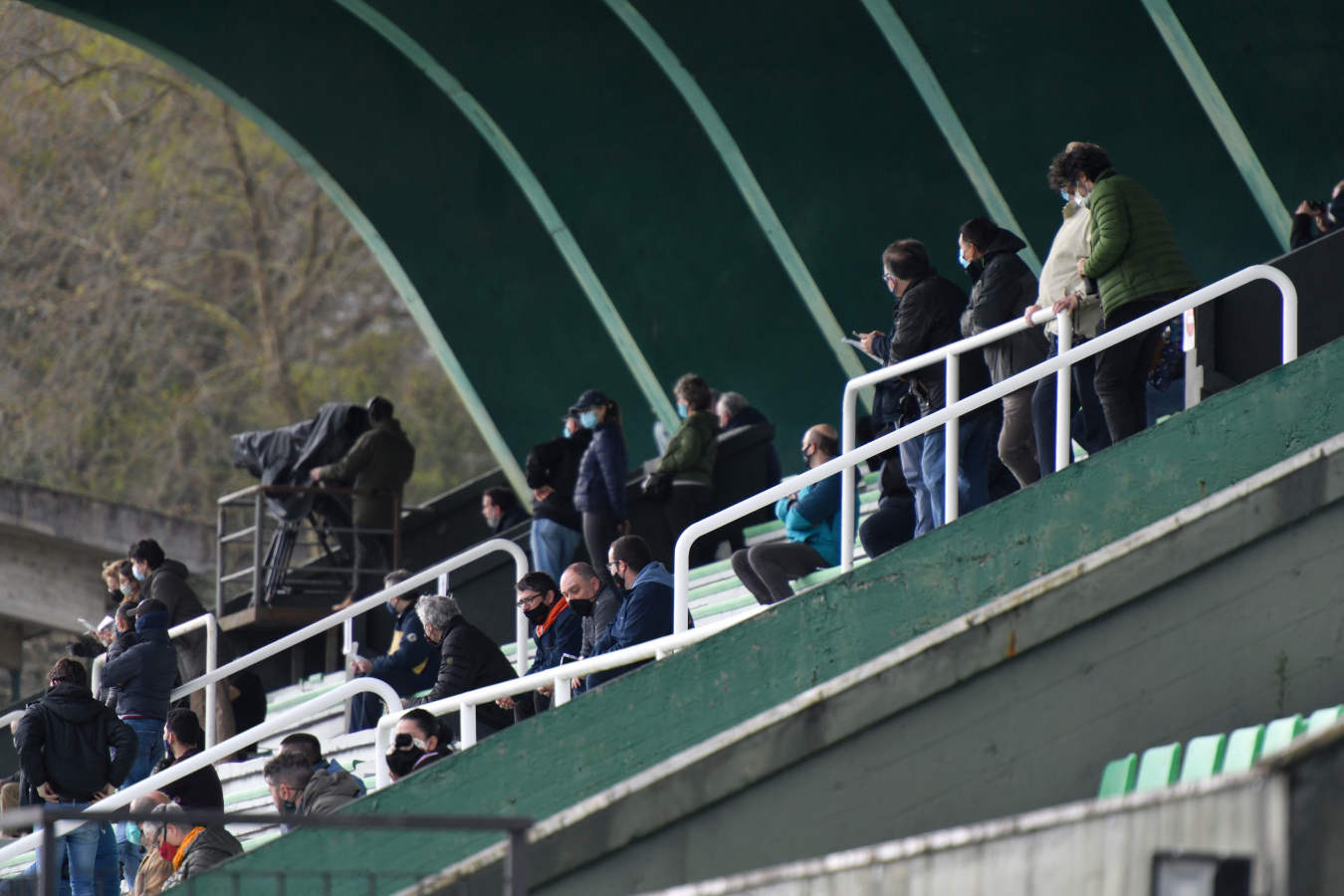 Por primera vez desde hace mucho tiempo, debido a la pandemia, se han vuelto a ver las gradas con aficionados. 