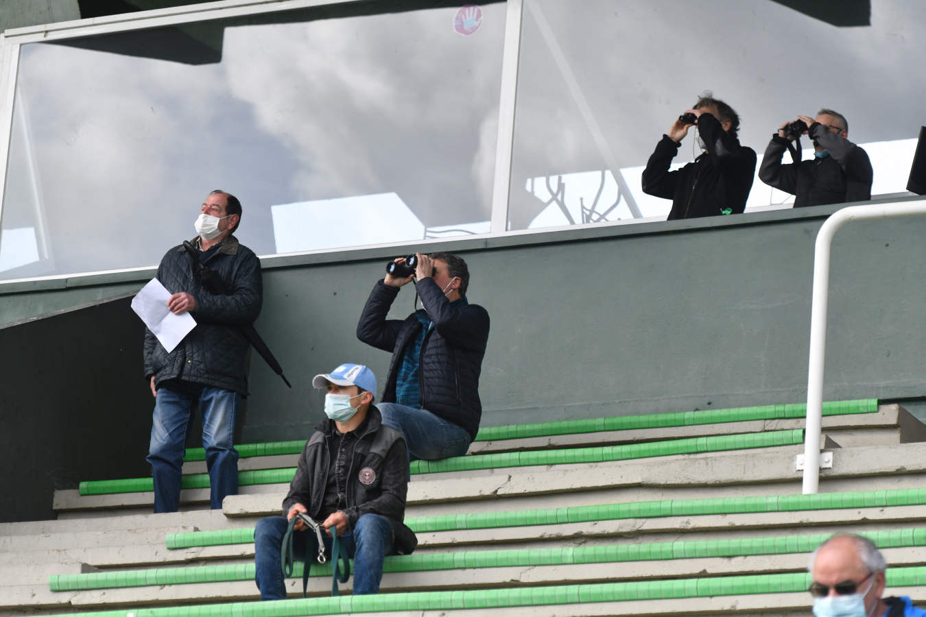 Por primera vez desde hace mucho tiempo, debido a la pandemia, se han vuelto a ver las gradas con aficionados. 