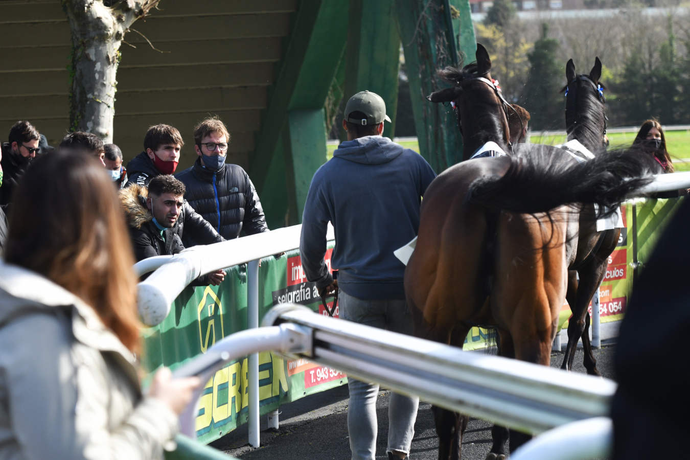 Por primera vez desde hace mucho tiempo, debido a la pandemia, se han vuelto a ver las gradas con aficionados. 